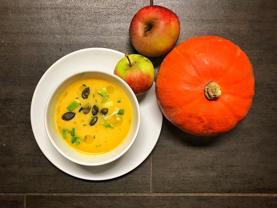 Cremesuppe vom Kürbis aus dem NAKUK-Garten mit gerösteten Kürbiskernen